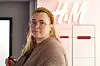 FRA GRASROTA: – Det er kjekt at stemmen til oss på gulvet også blir hørt og at vi tør bruke den, sier avdelingsleder Gabriella Brattåker i H & M. Hun er spent på hva prosjektet vil gi av resultater.