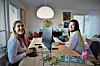 SAMMEN: Tine Emilie Olsen (t.v.) og Kine  Sletten i Sparebank 1 Nord-Norge tester ut  å sitte sammen på hjemmekontor.