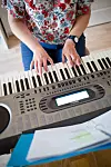 TANGENTER: Som barn spilte hun mye piano, men etterhvert som Linda Wiers Johnsen ble eldre la hun det fra seg. Nå prøver hun å fylle tida hun ikke bruker på søknader med et nytt repertoar.