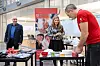 GOD STEMNING: Fv. Bjørn Mietinen, Lina Solvang og Lars Viljar Kvavik ordner med LO Finans HKs stand i foajeen til Help forsikring.