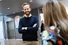 KJENT FJES: Magnus Moen stopper opp for en prat med Lina Solvang. Han er allerede medlem i LO Finans HK-klubben.