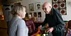 BLOMSTER OG KAKE: Hilde-Karin Lamo, leder i Helgeland Handel og Kontor gjør stas på Einar Fjeldstad.
