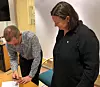 SVART PÅ HVITT: HK-leder Christopher Beckham signerer avtalen om forbundets støtte til Norsk Folkehjelps arbeid i Myanmar. Folkehjelpas generalsekretær Henriette Westhrin til høyre.