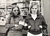 KJEMPET FOR ORDNA FORHOLD: Ruth Karin Roald (t.v )og Reidun Gjersvik Kristiansen på streikevakt utenfor Krysset dagligvare i Bodø i 1976.