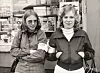 KJEMPET FOR ORDNA FORHOLD: Ruth Karin Roald (t.v )og Reidun Gjersvik Kristiansen på streikevakt utenfor Krysset dagligvare i Bodø i 1976.
