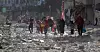 FLUKT: Palestinere flykter fra hjemmene sine etter bombeangrep fra Israel 30. oktober.