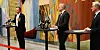 SV-leder Audun Lysbakken, Senterpartiets leder, Trygve Slagsvold Vedum og Jonas Gahr Støre var med i de siste rundene av budsjettforhandlingene på Stortinget. Det var partilederne som presenterte budsjettforliket. Om avstanden mellom Lysbakken og de andre var for å markere politisk forskjell eller det var fordi Lysbakken var forkjølet, var de ikek enige om.