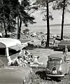 MODERNE: Da bilsalget ble frigitt i 1960 tok mange ferien langs landeveien. Her fra Ramton Camping i 1963.
