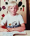 Gard Nordberg likte seg godt på skolen og fikk god karakterer når han ble stor nok til å få det. Her fra første skoledag i 1984.