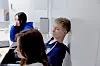 SKOLETIME HOS LO: Gabriella Skjeldal (foran), Simen Blindheim-Haugen og Lina Nygaard følger med når de får en innføring i organisert arbeidsliv.