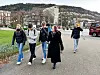 UT PÅ TUR: Marie Heggø (f.v.), Anders Kversøy, Jørgen Aadnekvam og William Torvund er klare for en skoledag ute av klasserommet. Lærer Hanne Solveig Bakke har satt sammen et opplegg for at elevene skal lære om arbeidsliv og fagorganisering. Lærerstudent Sander Tufteøye (bak) følger elevene til ulike organisasjoner.