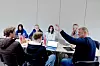 STERKERE SAMMEN: Regionkontorleder for HK i Bergen, Jan Sivertsen, forteller om fordelene ved å være organisert i et LO-forbund. Rundt bordet sitter Sondre Vindenes (i midten foran), lærerstudent Oddve Solberg, Lina Nygaard (bak t.v.), Simen Blindheim-Haugen, Gabriella Skjeldal og Daniel Vik fra LO i Bergen og Omland.