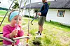 UBEKYMRET: Lille Eva spiser is og koser seg i husken sin.