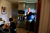 DELER PÅ OPPGAVENE: Dagene går sakte når begge går hjemme. Men Maja vasker og rydder, og Simon lager mat.