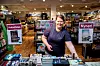 GLAD FOR NY PRAKSIS: Nå slipper butikksjef Åse-Lill Njåmo-Frangu å tilkalle vektere om hun må på toalettet i arbeidstida. Det er bare å låse kassa og gå, uten dårlig samvittighet. Det har Norli-kjeden bestemt.