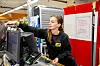 BUTIKKMEDARBEIDER OG TILLITSVALGT: Celina Kveinsjø synes butikkjobben er givende. Hun liker tanken på at hun har en fast inntekt ved siden av fisket. Det har også blitt mer interessant å være tillitsvalgt etter at hun fikk skolering. Det ga henne en liten oppvåkning. Denne høsten skal hun skaffe flere HK-medlemmer i Coop Nordland.