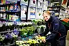 FORNØYD HK-MEDLEM: Monica Holm er glad for at hun nå har 85 prosent stilling, men hun vil gjerne jobbe full tid på Rema 1000 i Lom.