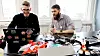 RTFM: Håvard Trondsen og Thor Christian Cusick sjekker planteprosjektet opp mot dokumentasjon på nett. Også mange elektronikk-prosjekter kommer med bruksanvisning, akkurat som IKEA-møbler. Både for hvordan det skal settes sammen, og hvordan det kan programmeres.