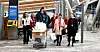 PÅ VEI MED GOODIEBAGS TIL HK-MEDLEMMER: F.v. Joanna Kalinowska (HK-Menzies), Berit Madsen (LO Oslo og Akershus), Amir Mayani (FLR-fagforeningsleder), deler av hodet til Kjell Finvåg fra HK, Vegard Bjørgo Engelund (HK-Menzies), samt Bahareh Khosbou og Claudia Christina Toader fra HK-Red Handling.