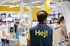 TØFT FOR KROPPEN: ;Mange Ikea-ansatte står sju og en halv time hver dag på betong. Det kjenner de i ryggen og beina.