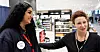 TAKKNEMLIG: Slavka Landell (t.h.) takker for hjelp og støtte fra Rozina Nazar, leder i HK-klubben i Travel Retail Norway (TRN).