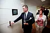 BEREDT: HKs forhandlingsedelegasjon på vei inn for å legge fram sine krav for NHO Luftfart. Christopher Beckham i front, tett fulgt av Unni Aurdal fra SAS.