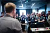 STÅENDE APPLAUS: Den nye lederen (ryggen) ble valgt inn av en enstemmig forsamling hvor 38 av 39 stemmeberettigede fikk stemt.
