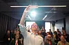 SELFIE: Christopher Beckham utnyttet de minuttene det tok å telle gjennom stemmesedlene til å ta en selfie med ungdommene.