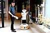 Robotforskeren Jim Tørresen ved UiO, her mens han hilsen på en robot. Et vaskeekte fotografi, men bildet er dog arrangert.