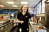 MANGE ARBEIDSOPPGAVER: Maren Karlsen har mye å gjøre når hun er alene på jobb. Hun trives på bensinstasjonen, men synes at lønna kunne vært høyere.