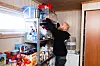 SYSTEM: Hyllene hos Toni fylles mest med tørrvarer.