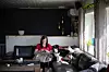 HOBBYER: Annette Ruud Jensen er en kløpper til å strikke. Det får henne til å koble av fra alle tanker. Hunden Aria følger nøye med.
