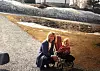 KLAR FOR 1. MAI-TOG: Kristine og mamma Mariann Løfshus på vei til 1. mai-feiring en gang på 90-tallet.