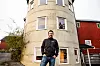 HJEMMEKONTOR: Her på gården har Kristian Stenstad vokst opp. Nå har han flyttet ut, men kommer hjem for å gå på jobb.