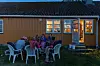KVELDS: Kollektivet har fått besøk og de samler seg denne sensommerdagen for å diskutere politikk.