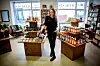 GRÛNDER: Marili Kõiv mener det er enkelt å starte egen forretning i Estland. Noen fagforening for butikkansatte har hun ikke hørt om.