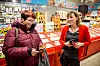 ELSKER BUTIKKARBEID: Inger trives svært godt på Europris, og skylder på gode kolleger. Her med kollega, og søster, Bjørg Rydland.