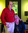 Steinar Elvis Lyshaug har Tender Loving Care for sin Turid. – Vi har Elvis-bilder i alle rom, bortsett fra soverommet. Der går jeg til sengs med Elvis sjøl, sier Turid og klarer ikke slutte å le.