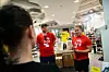 SNAKKER MED DE UNGE ARBEIDERNE: – Når vi er ute på patrulje, prøver vi å komme i kontakt med de unge som jobber i butikken, for å fortelle dem om deres rettigheter som arbeidstaker og om LO, sier Mikael Schevik.
