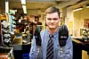 BESKYTTER SEG: Stian Land Andersen bruker hansker på jobben for å beskytte seg.