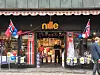 17. MAI: Her holder Nille Klingenberg åpent på nasjonaldagen. Det er ikke lov.