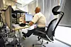 PILEN PEKER FEIL VEI: Utviklingen med økt tidspress og stress på jobb har vært negativ siden 2009.