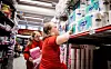 STÅR PÅ I BUTIKKEN: Ida Wirum Sæter (t.v) og Maja Frølund jobber en dag i uka på Coop Extra på Storo i Oslo.