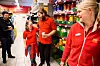GOD STEMNING: Maja gir butikksjef Petter Berntsen en klem. De er enige om at litt tull og tøys gjør arbeidsdagen bedre. Til venstre Kenan Hadzijusufovic, arbeidsveileder fra Nordpolen Industrier, og til høyre assisterende butikksjef Beate Schønhaug Bakken.