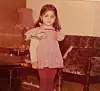 Samra Akhtar har hatt en helt vanlig oppvekst, sier hun. Her er hun 3-4 år gammel, hjemme i leiligheten på Romsås i Groruddalen.