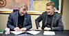 AVTALE I BOKS: Grenseavtalen om hvilket forbund som skal ha retten til å organisere hvilke grossistlagre ble signert av leder i Handel og Kontor, Christopher Beckham (til venstre) og leder i Fellesforbundet, Christian Justnes, mandag 1. desember.