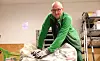 INSPIRASJON: Roy Samdahl håper kolleger i andre matbutikker går til anskaffelse av beskyttelseshansker.