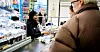 Rehema Wahab trives i kassa - der det viktigste er et smil til kunden.
