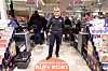Ellen Einbu Moen er fornøyd med å rullere mellom å fylle varer, sitte i kassa, jobbe med post i butikk og å veilede kunder i de selvbetjente kassene.