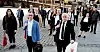 PÅ VEI TIL MEKLING: Forbundsledelsen med 2. nestleder Elisabeth Sundset (fra venstre), forbundsleder Christopher Beckham og 1. nestleder Bjørn Mietinen leder forhandlingsdelegasjonen på vei over Youngstorget til Riksmekleren i Grensen 3.